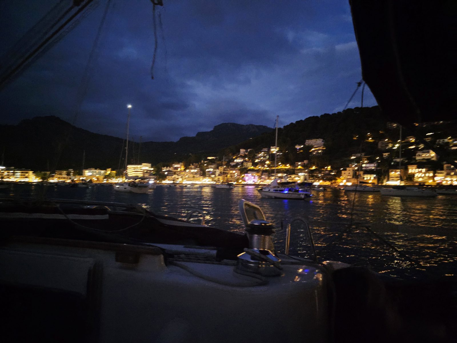 La bahía de Sóller de noche, con el pueblo iluminado