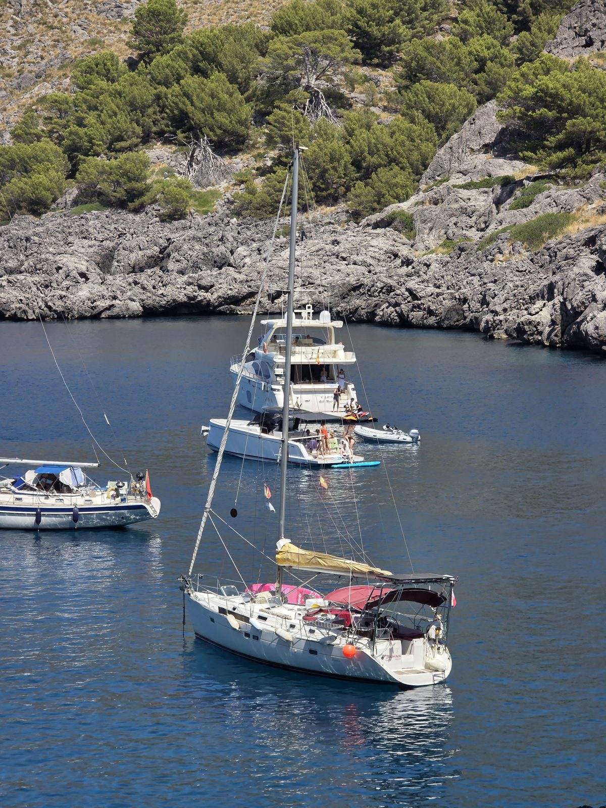 El Truhán fondeado entre las paredes de roca de Sa Calobra