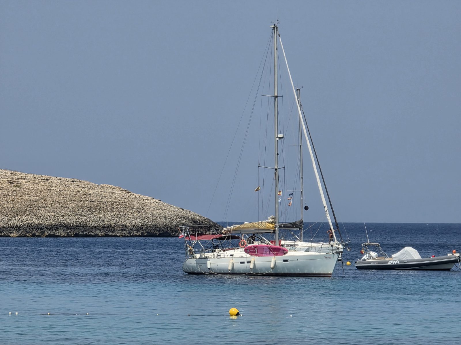 El Truhán fondeado en el norte de Ibiza