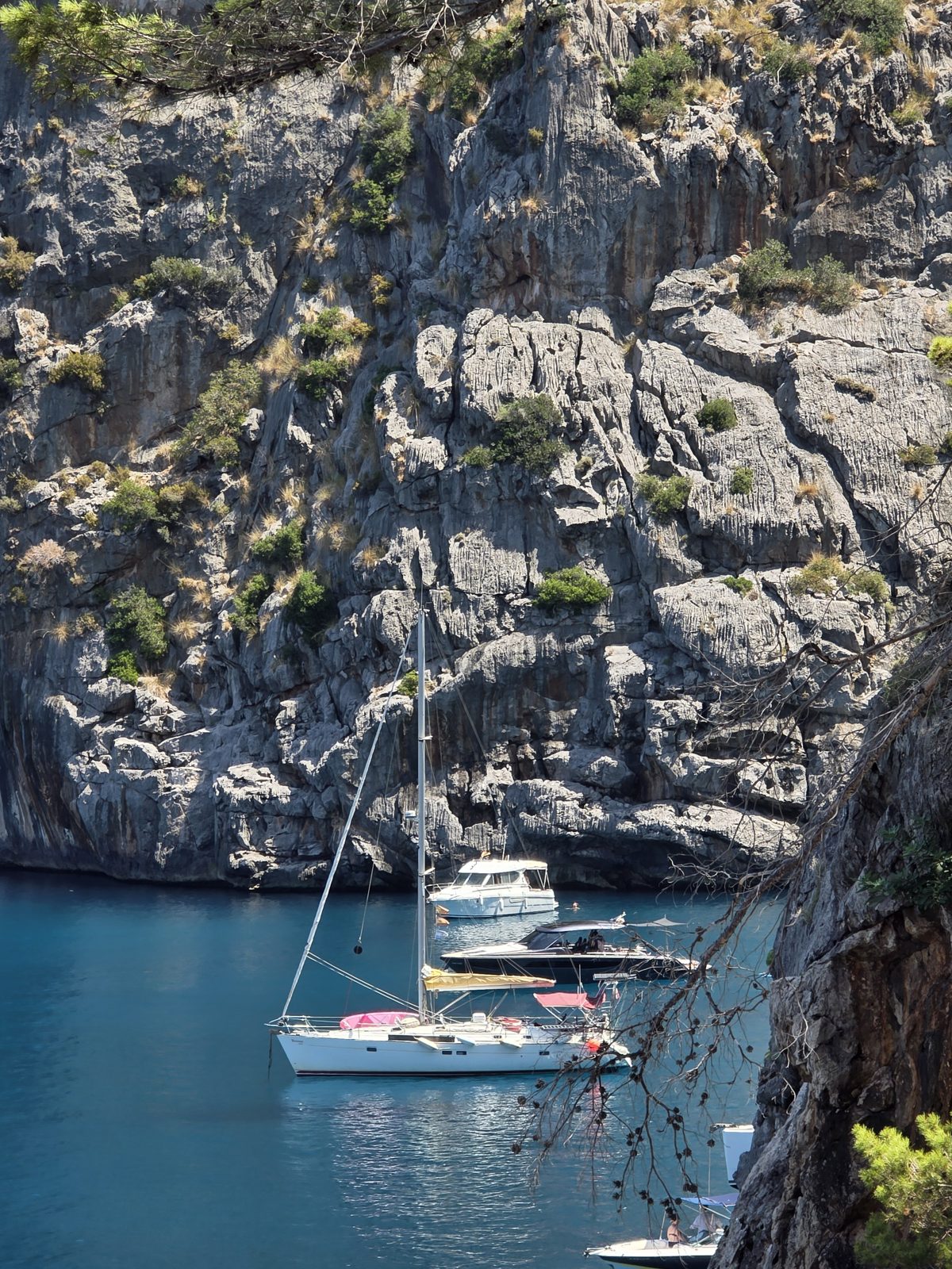 Sa Calobra vista desde lo alto de los acantilados