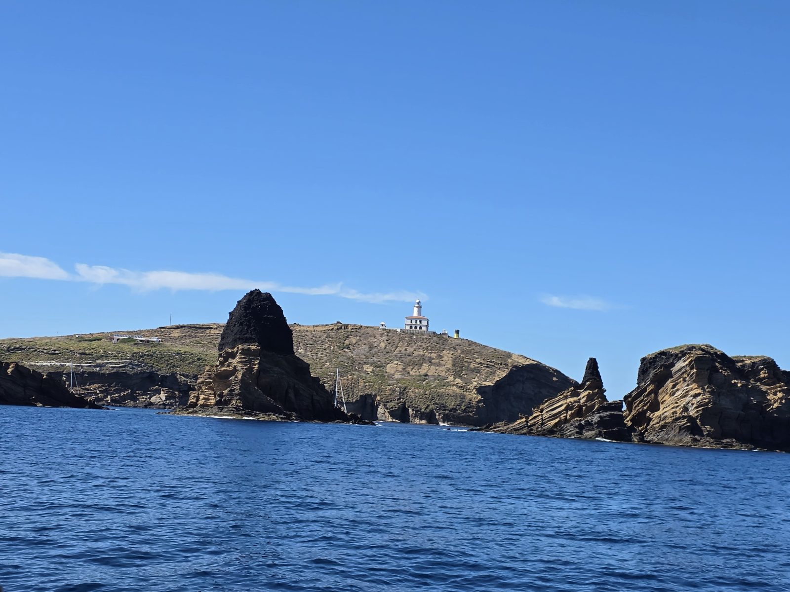Las rocas volcánicas de las Columbretes en agosto
