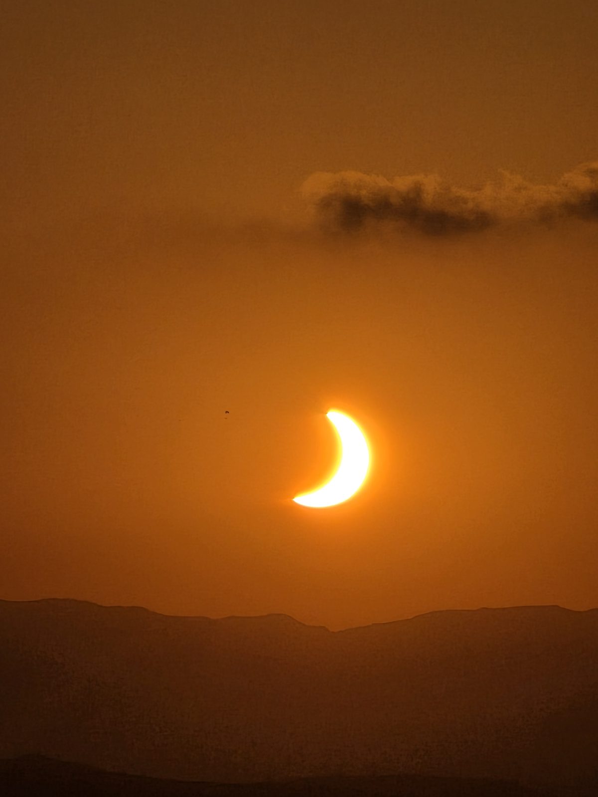 El sol volviendo a asomar tras el eclipse, junto al horizonte