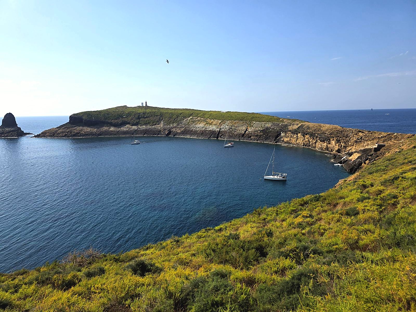 Cala de las Islas Columbretes con el faro al fondo
